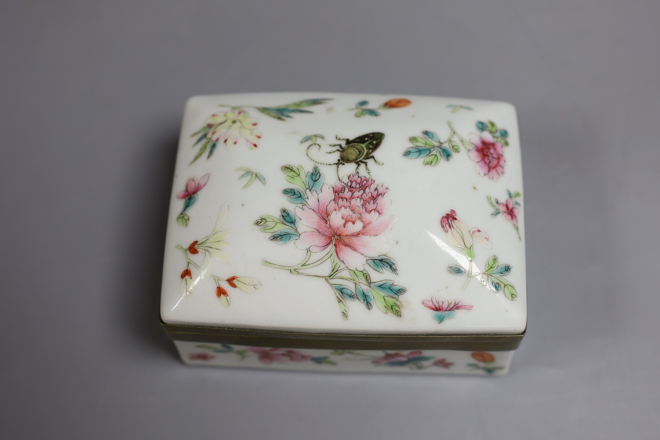 A Chinese famille rose porcelain box and cover, Republic period 12cm wide, marked to base